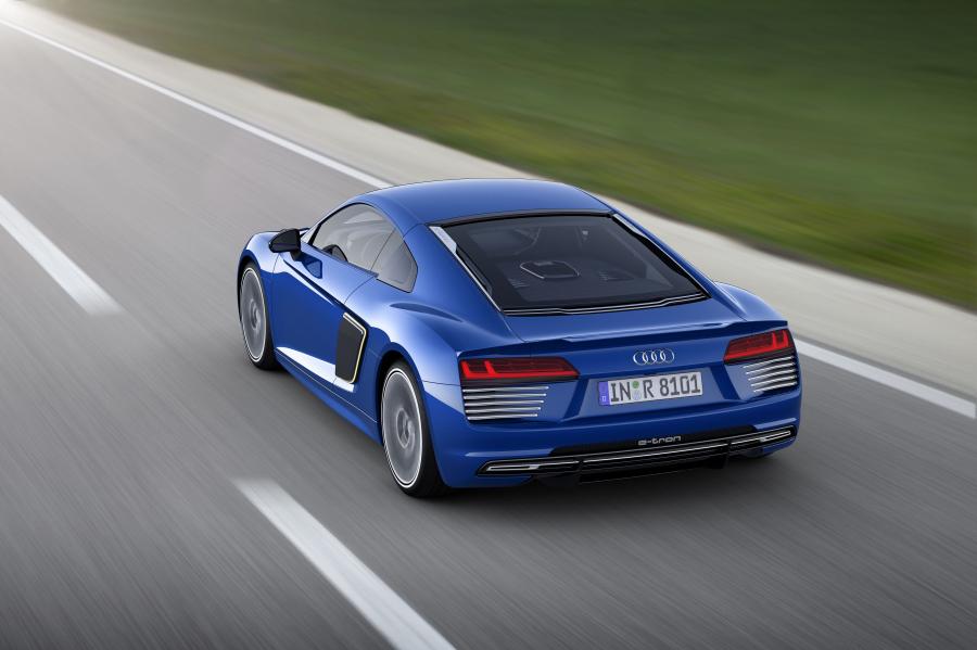  Audi R8 e-tron 2015 года  (фото 8 из 21)